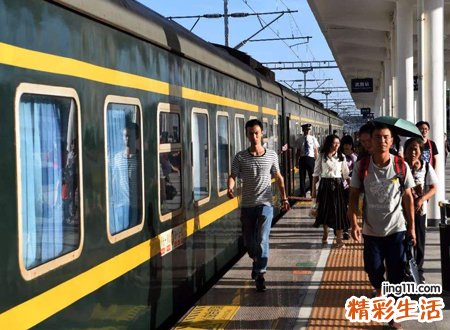 女人梦见和家人坐火车，做梦梦到坐火车是什么意思