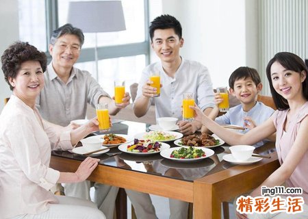 梦见和亲人团聚很开心吃了好多美味