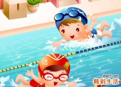 梦见自己一个人在游泳池游泳自由自在