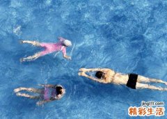 梦见自己在游泳池里游泳但现实中自己不会游泳