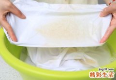 梦见衣服脏了有大片污渍好脏