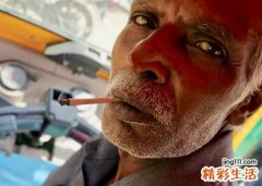 梦见和别人一起在公共场合抽烟