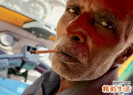 梦见和别人一起在公共场合抽烟