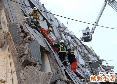 梦见高楼在眼前倒塌自己顺利逃生