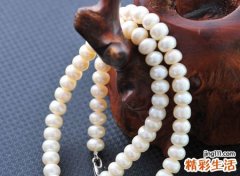 女人梦见戴白色珍珠项链在闺蜜面前显摆