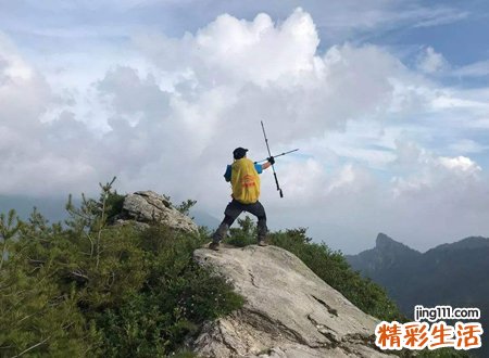 梦见爬山，做梦梦见爬山很吃力才爬到山顶