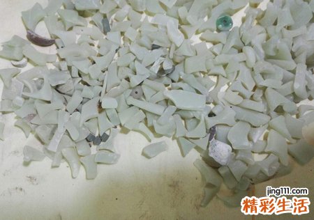 梦见自己胸前吊坠玉碎了好心疼