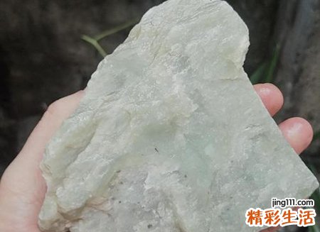 梦见发生灾祸自己戴的玉镯落地摔碎了