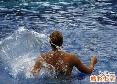梦见游泳池水很脏但自己却在里面游泳