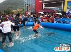女人梦见自己和闺蜜下到河水里抓鱼