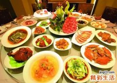 梦见和一群人喝扎啤吃大餐