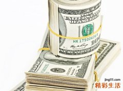 梦见一沓一沓的百元大钞摆放在自己面前