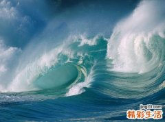 梦见汹涌的河水很深很急很吓人