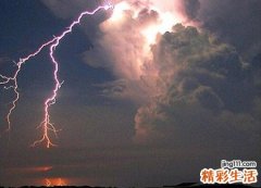 梦见被闪电击中自己差点被雷劈死