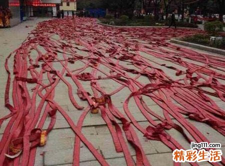 梦见放鞭炮声音很大震耳欲聋