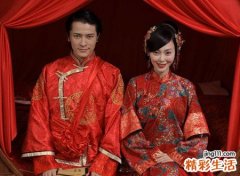 梦见自己穿婚纱当新娘可开心了