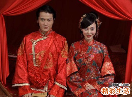 梦见自己穿婚纱当新娘可开心了