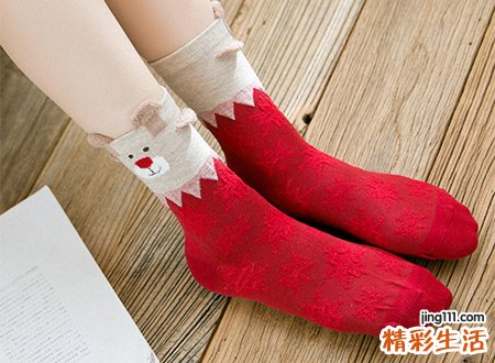梦见自己穿红袜子一个人走夜路