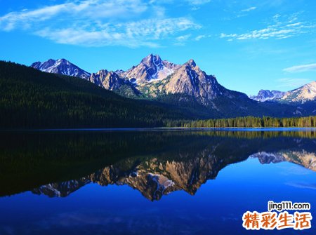 梦见死人像生前一样活着还有说有笑