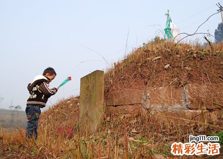 梦见给死去的亲人上坟烧纸