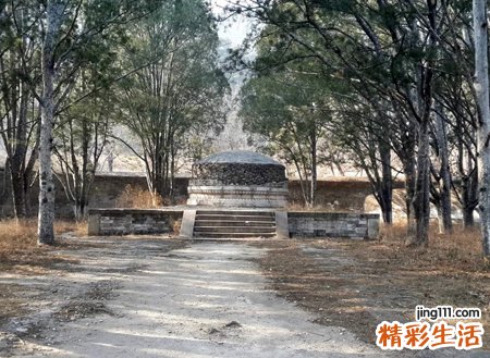 梦见郊外有好多奇形怪状的坟墓