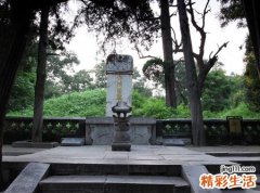 梦见家里大门一开门就看见很多坟墓