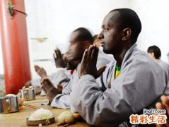 梦见自己端着碗去邻居家蹭饭吃饭