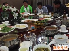 梦见请别人吃饭最后我掏钱但很不情愿