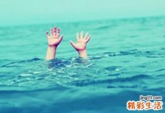 梦见自己溺水拼命挣扎喊救命