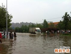 梦见发大水马路上涨满了浑浊的洪水