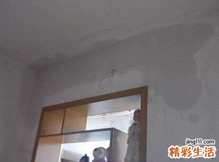 梦见房顶漏雨漏水用盆接水
