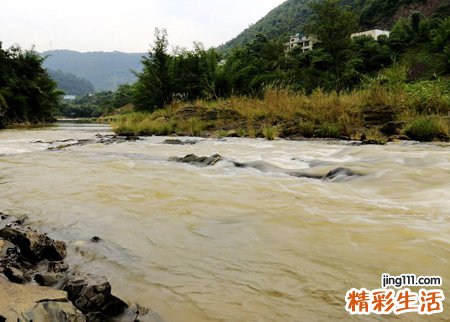 梦见流动的浑水向自己涌来非常恐惧