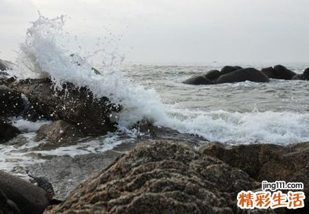 梦见海水涨潮潮水一波一波向岸上涌来