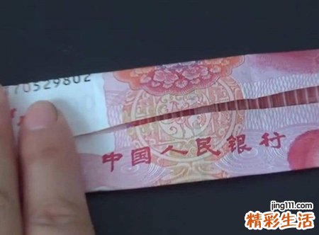 梦见收到假钱时恼羞成怒打人