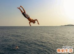 梦见跳入水中可是自己不会游泳