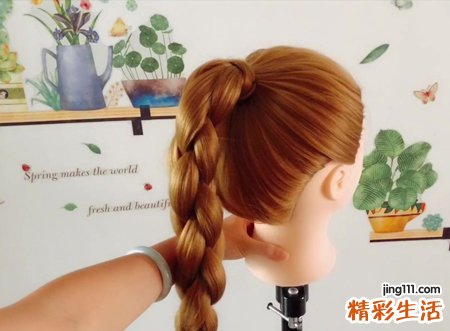 梦见自己快要出嫁了别人给我梳头化妆