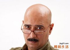 梦见自己一觉醒来时变成秃头后来被吓醒了