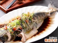 梦见自己吃鱼被卡在喉咙里