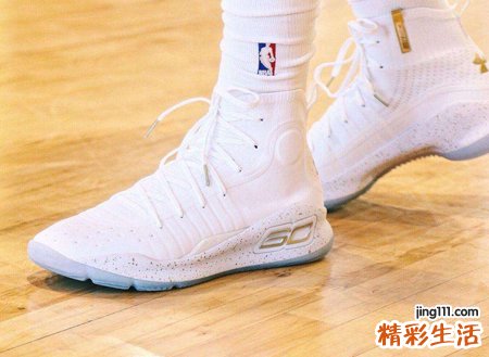 梦见同学穿新鞋在众人面前显摆