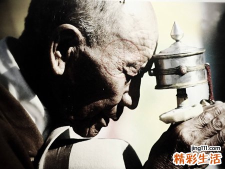 梦见死去的人又出现在生活中周围人都怕怕的
