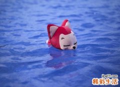 梦见自己很愉快的游泳还有美女相伴