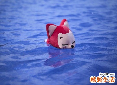 梦见自己很愉快的游泳还有美女相伴