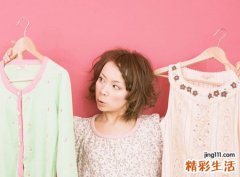 梦见自己在女装店铺里试穿衣服