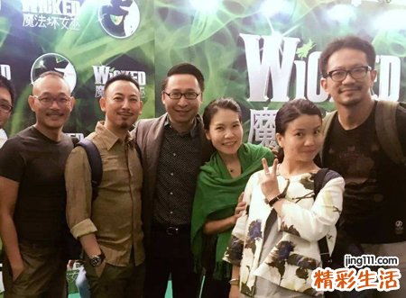 梦见已故的同事在大街上交谈甚欢