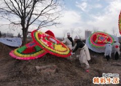 梦见在墓地里有棺材和下葬的坑