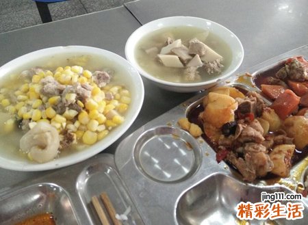 梦见很多人在酒店聚集吃饭喝酒