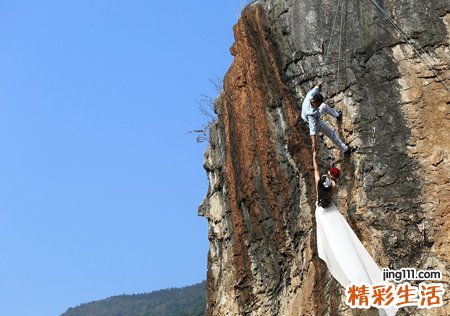 梦见很吃力的爬上高处悬崖很恐惧
