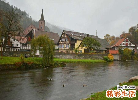 梦见下雨涨水淹了马路