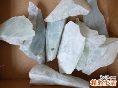 梦见在广场上摔倒随身带的玉碎了