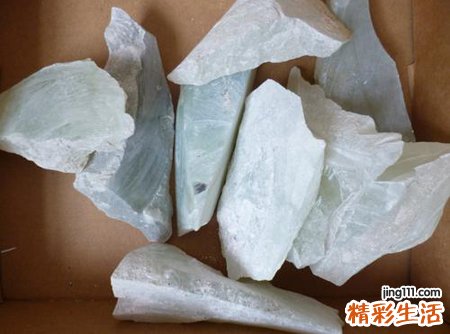 梦见在广场上摔倒随身带的玉碎了